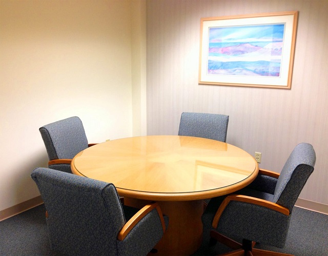 Bộ bàn ghế tiếp khách văn phòng giá đẹp: Nếu bạn đang tìm kiếm một bộ bàn ghế tiếp khách văn phòng giá rẻ và đẹp, thì bạn không nên bỏ qua sản phẩm này. Với thiết kế đơn giản nhưng sang trọng, bộ bàn ghế này sẽ tạo ra không gian làm việc chuyên nghiệp mà không cần phải tốn quá nhiều tiền.